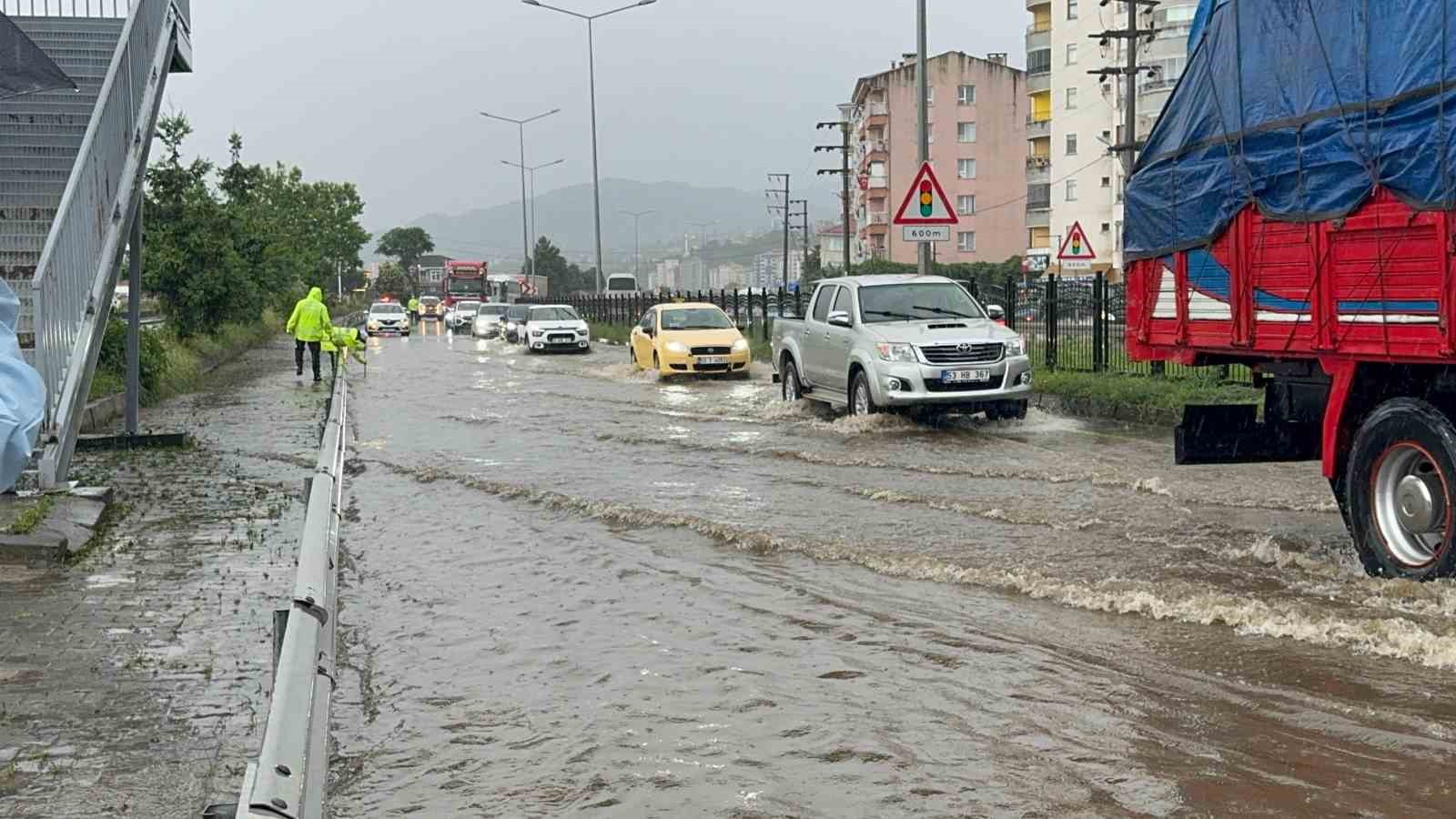 Rize’de sağanak yağmur sonrası cadde ve sokaklar göle döndü
