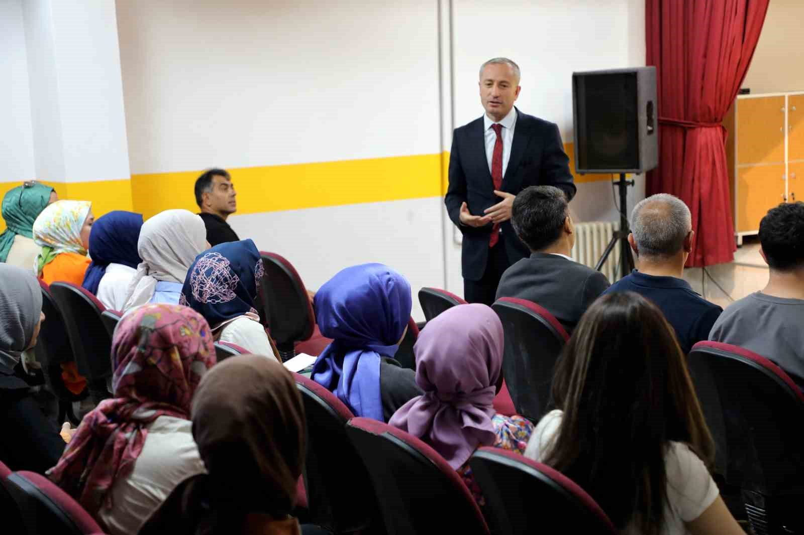 Ağrı Milli Eğitim Müdürü Kökrek’ten Hamur’a mesleki çalışma ziyareti
