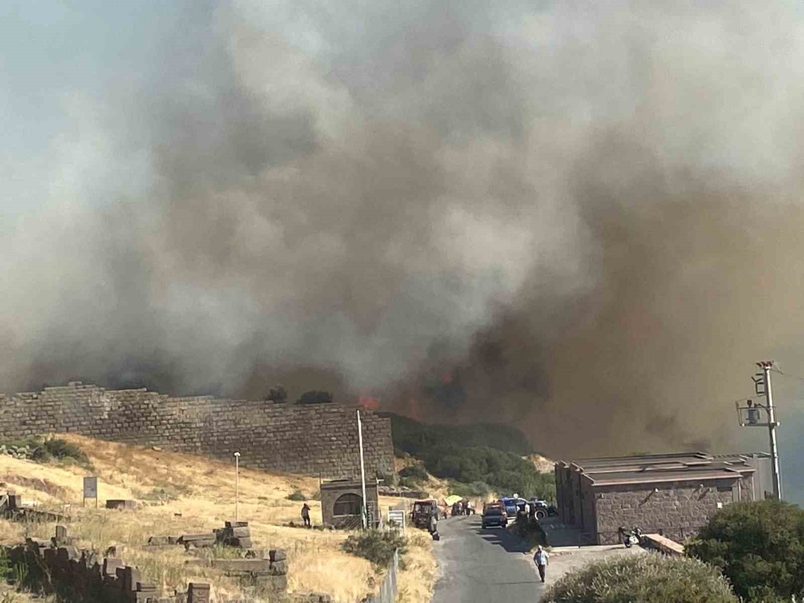 Ayvacık’ta makilik alanda çıkan yangın antik kente sıçradı
