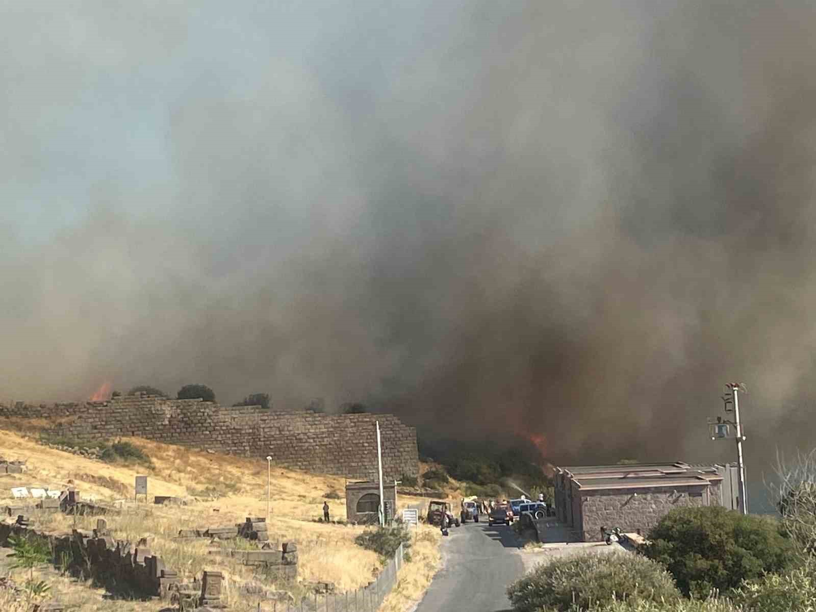 Ayvacık’ta makilik alanda çıkan yangın antik kente sıçradı
