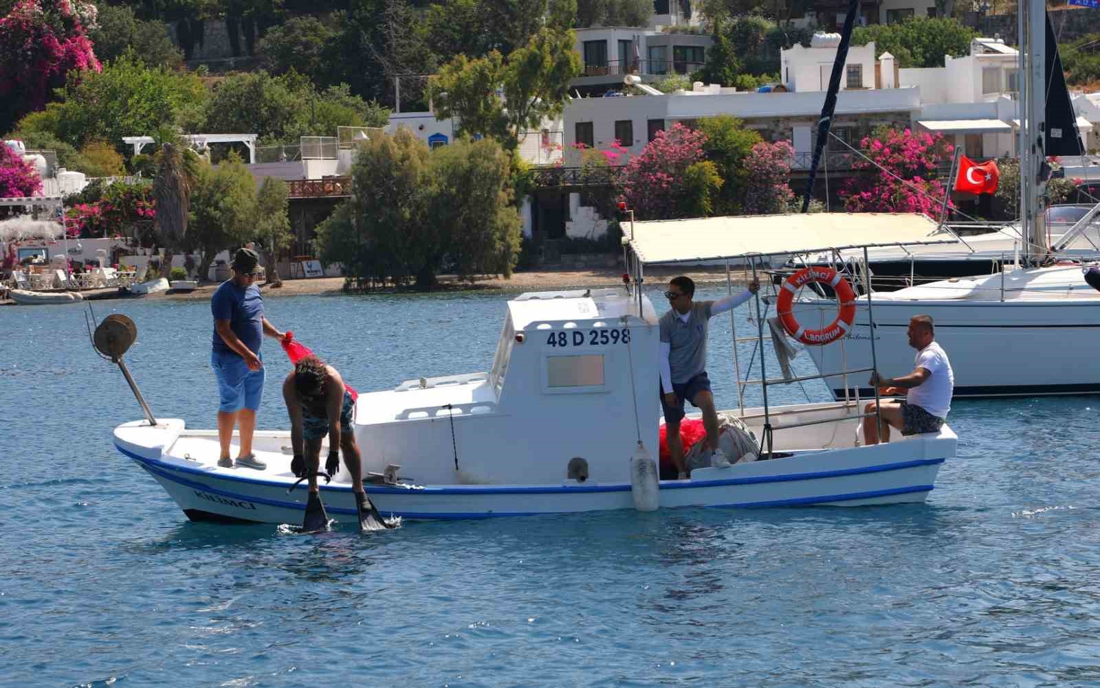 Gümüşlük’te deniz dibi temizliği
