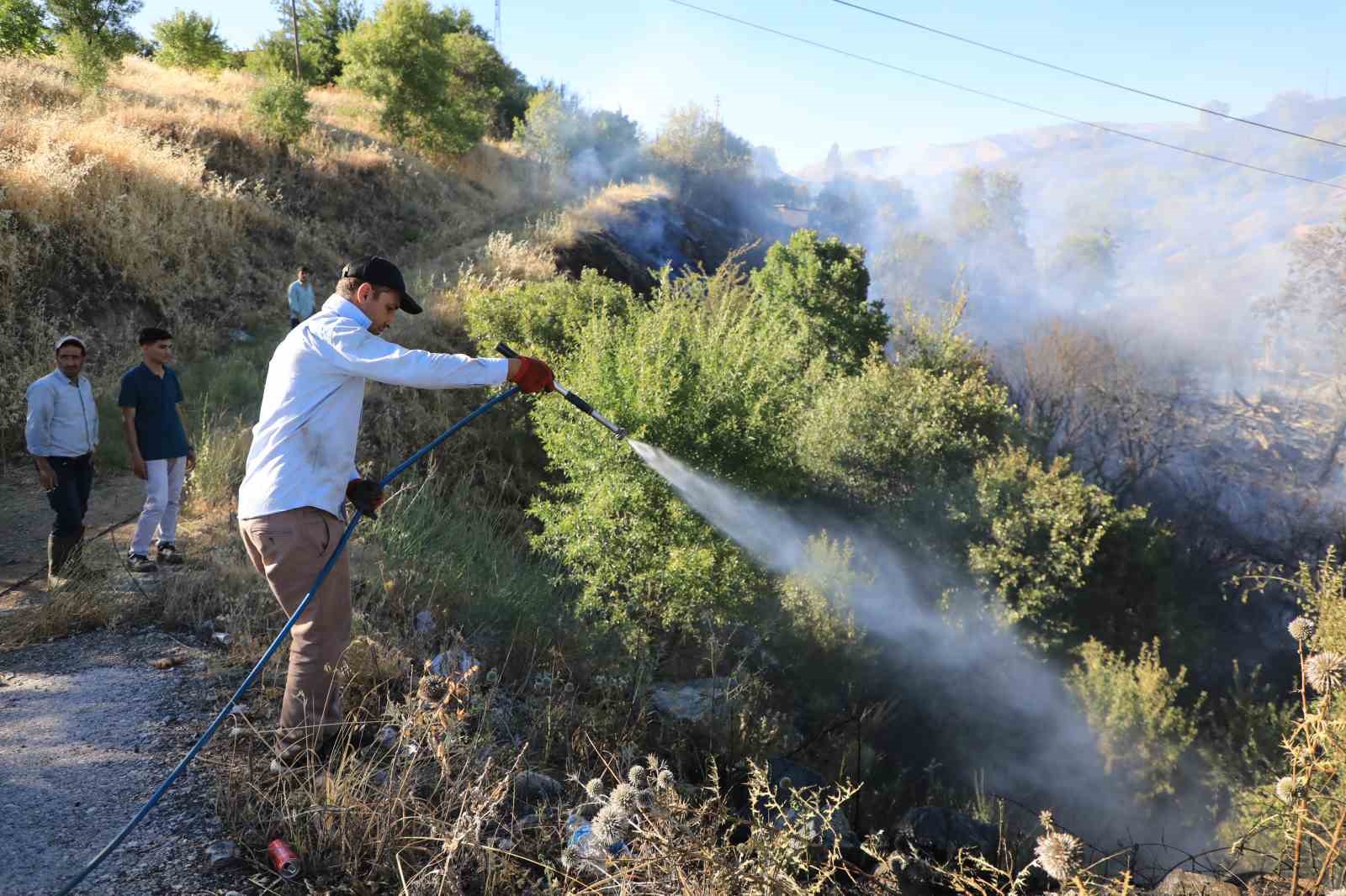 Elazığ’da 1 saatte 3. yangın: Söndürme çalışmalarına TOMA’lar da destek verdi
