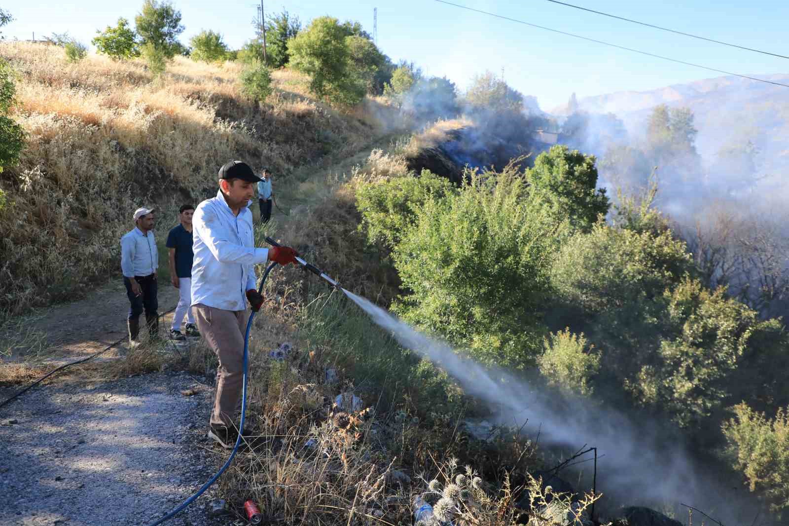 Elazığ’da 1 saatte 3. yangın: Söndürme çalışmalarına TOMA’lar da destek verdi
