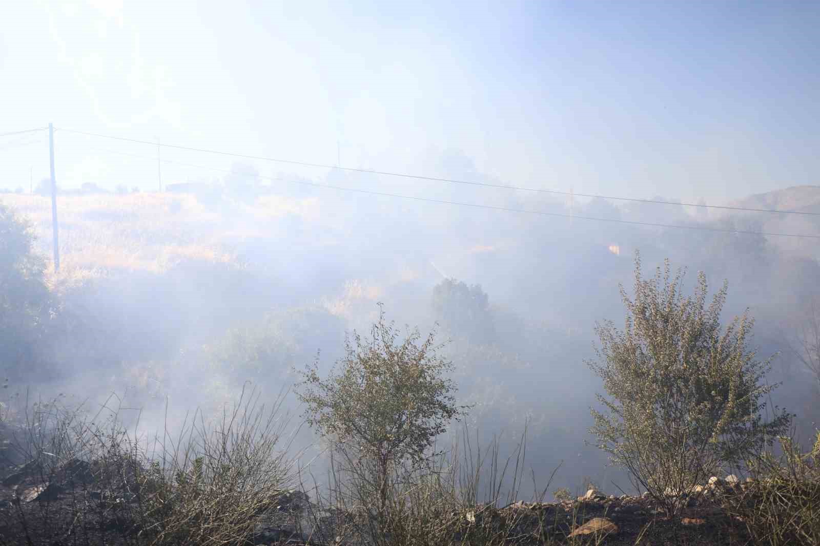 Elazığ’da 1 saatte 3. yangın: Söndürme çalışmalarına TOMA’lar da destek verdi
