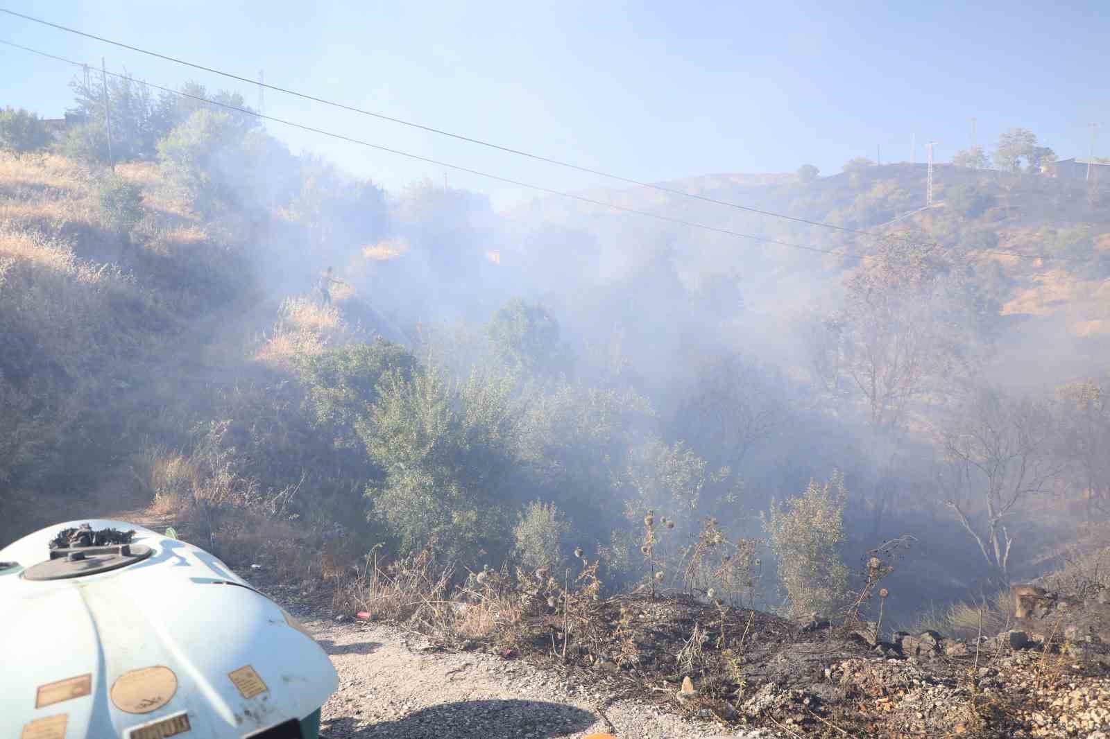 Elazığ’da 1 saatte 3. yangın: Söndürme çalışmalarına TOMA’lar da destek verdi
