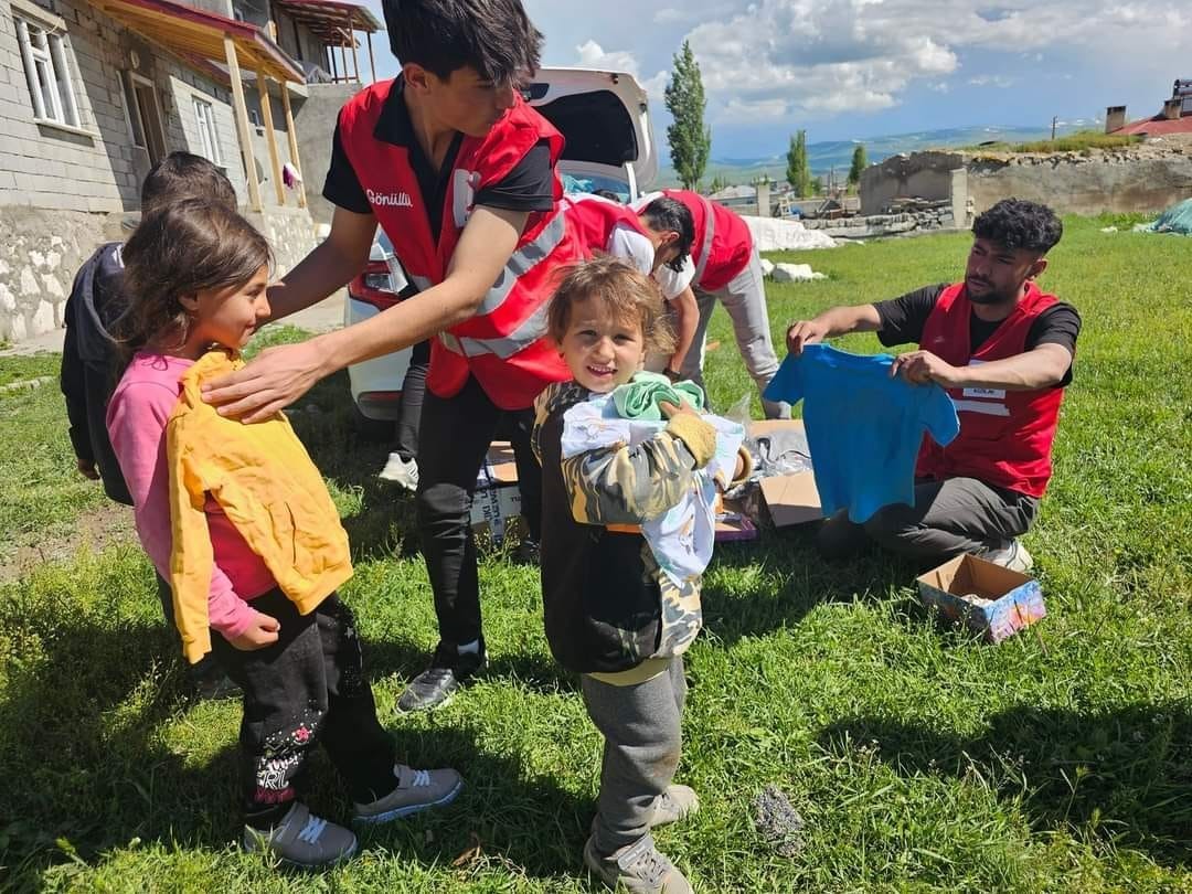 Kızılay Ağrı’da Kurban Bayramı’nda yüzlerce aileye yardım eli uzattı
