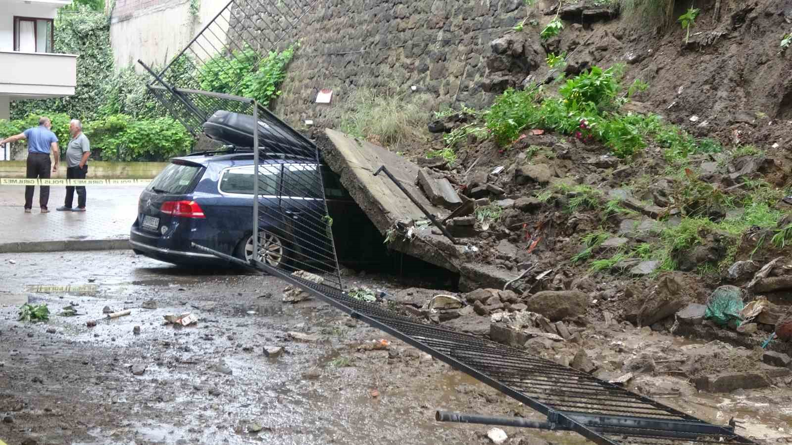 Trabzon’da istinat duvarı çöktü: 2 kişi dakikalarla kurtuldu
