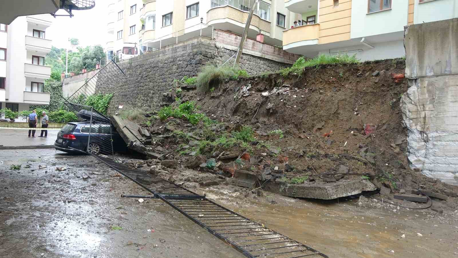 Trabzon’da istinat duvarı çöktü: 2 kişi dakikalarla kurtuldu
