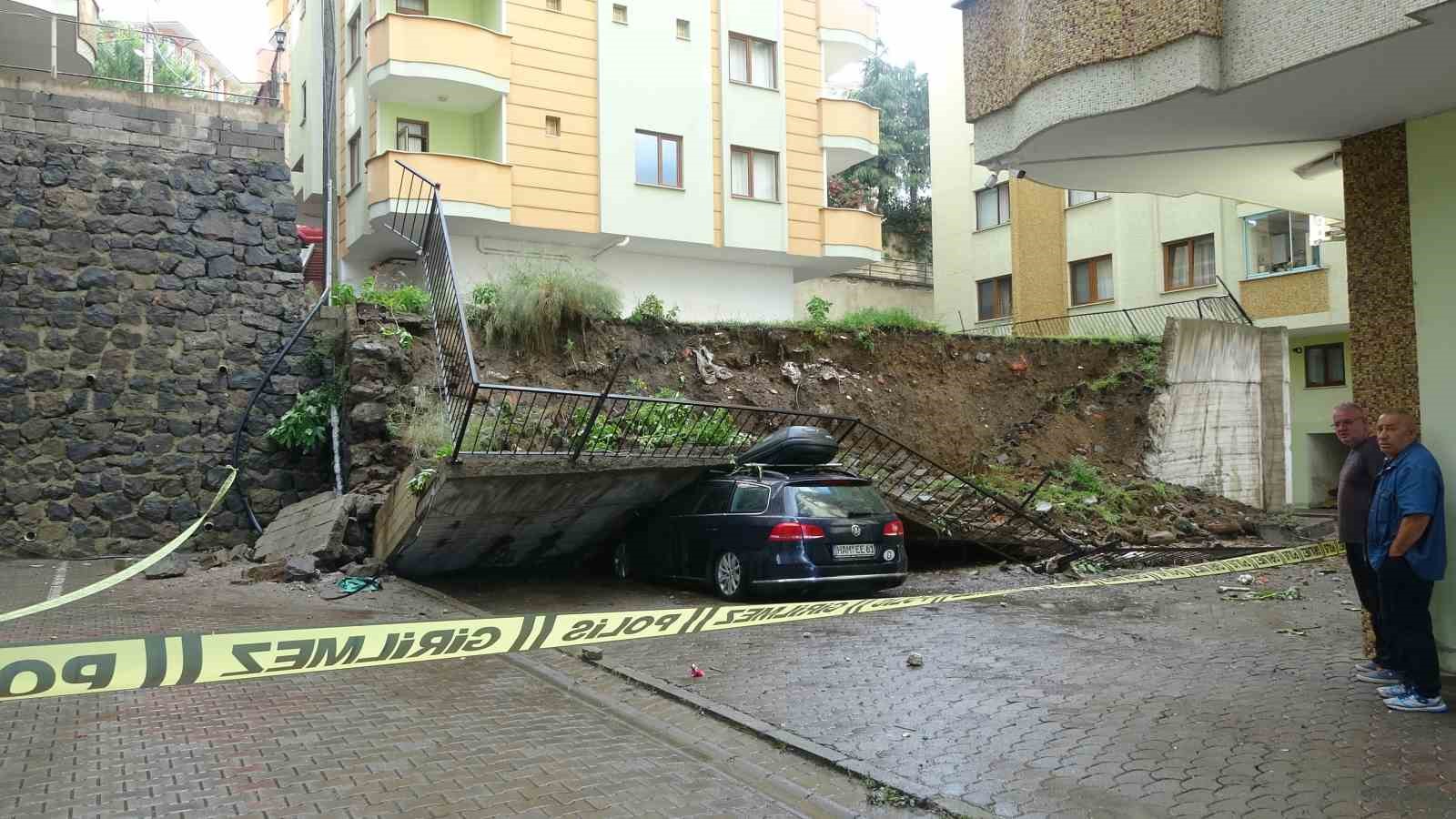 Trabzon’da istinat duvarı çöktü: 2 kişi dakikalarla kurtuldu
