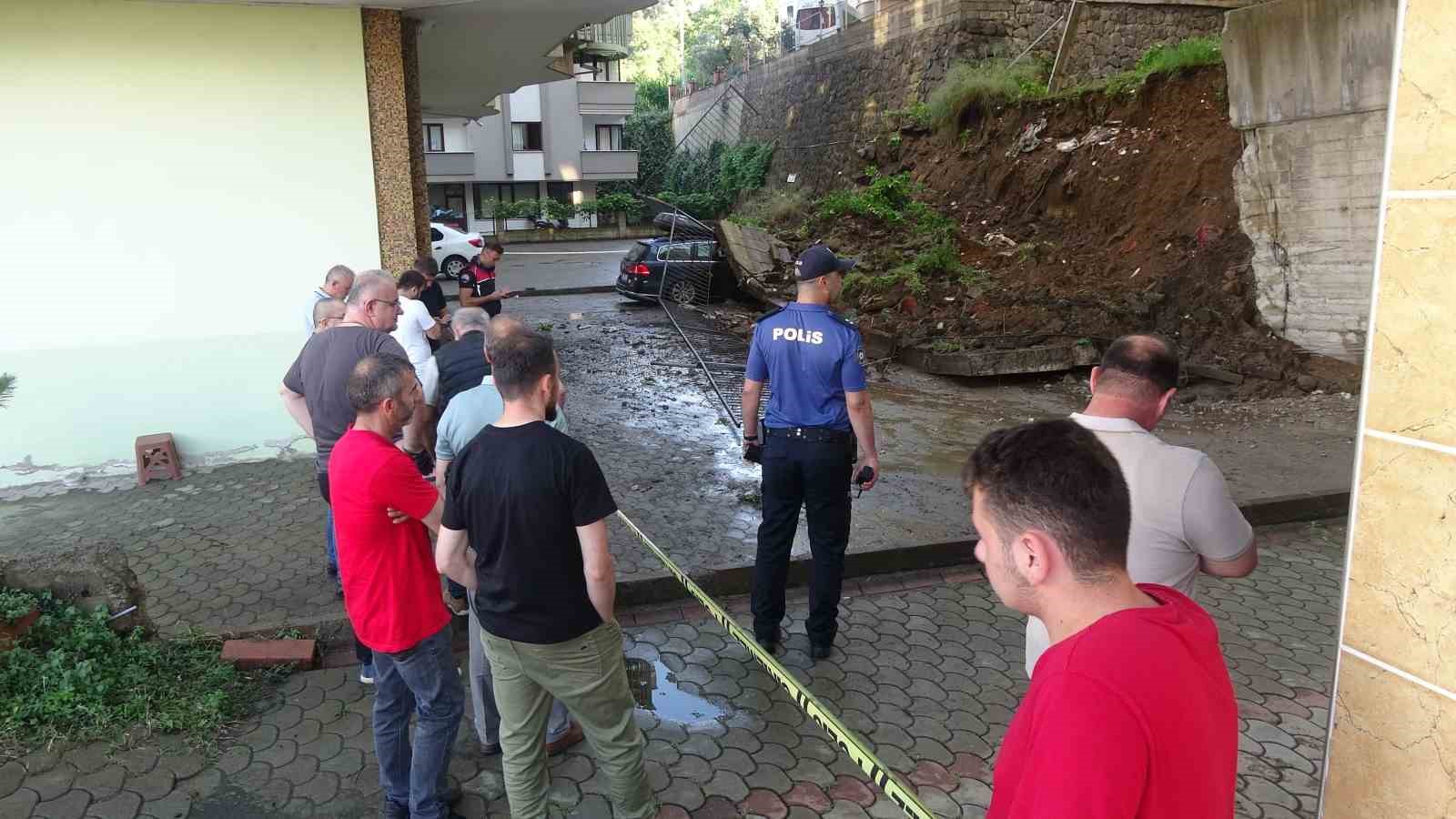 Trabzon’da istinat duvarı çöktü: 2 kişi dakikalarla kurtuldu
