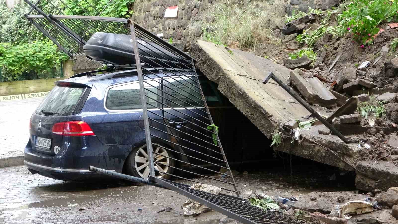 Trabzon’da istinat duvarı çöktü: 2 kişi dakikalarla kurtuldu
