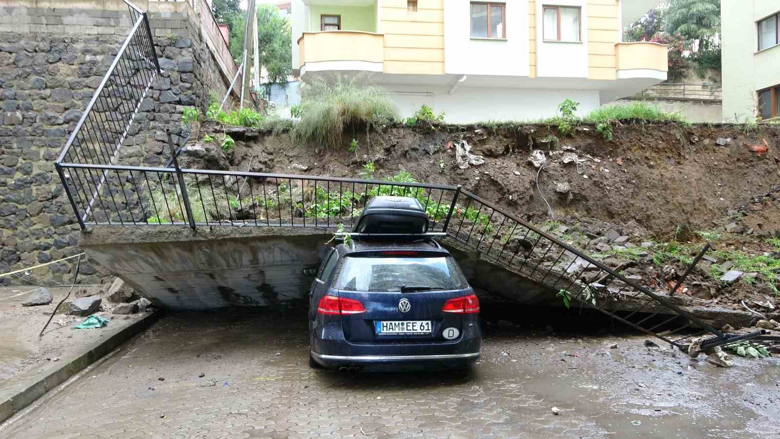 Trabzon’da istinat duvarı çöktü: 2 kişi dakikalarla kurtuldu
