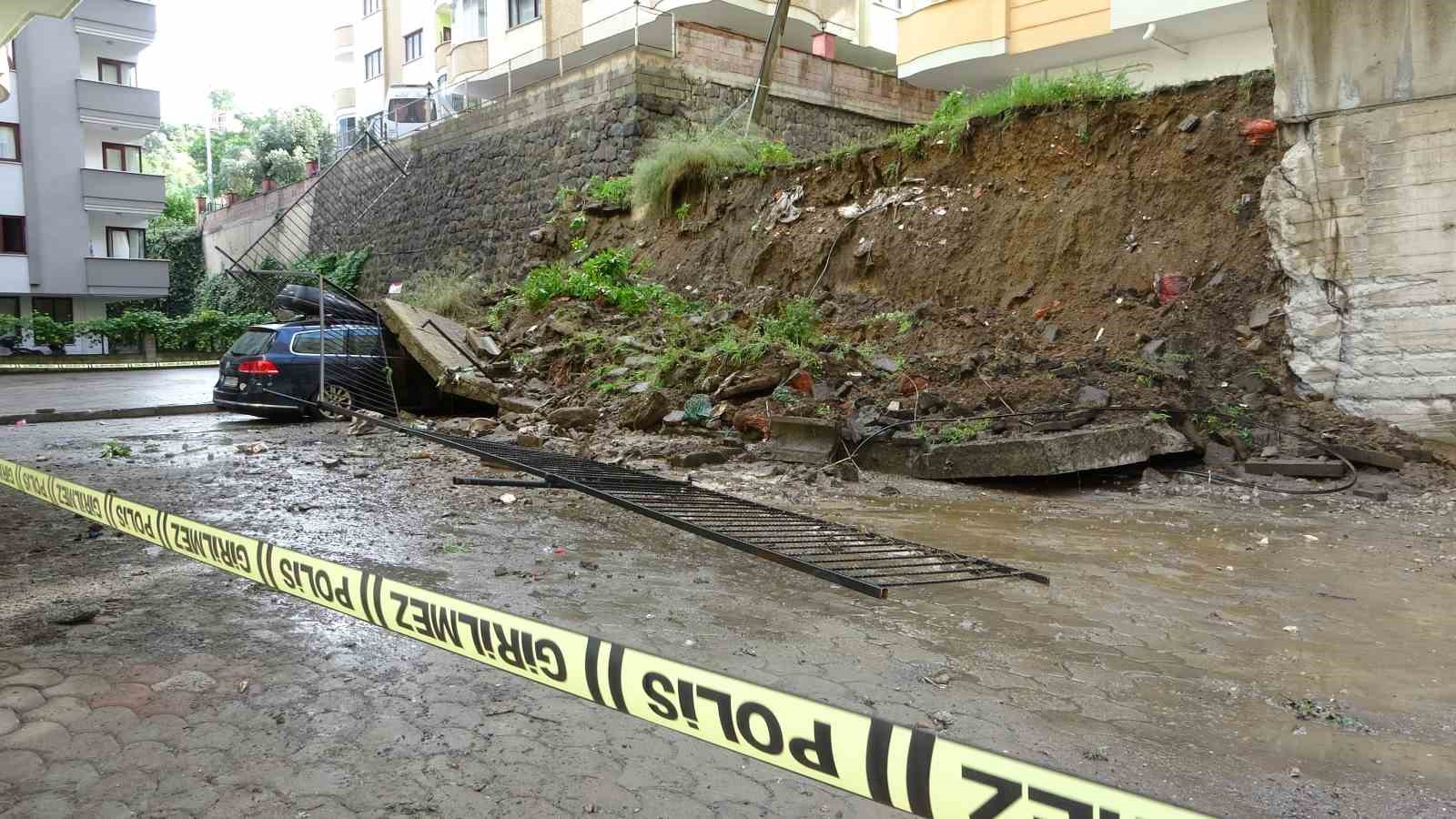 Trabzon’da istinat duvarı çöktü: 2 kişi dakikalarla kurtuldu
