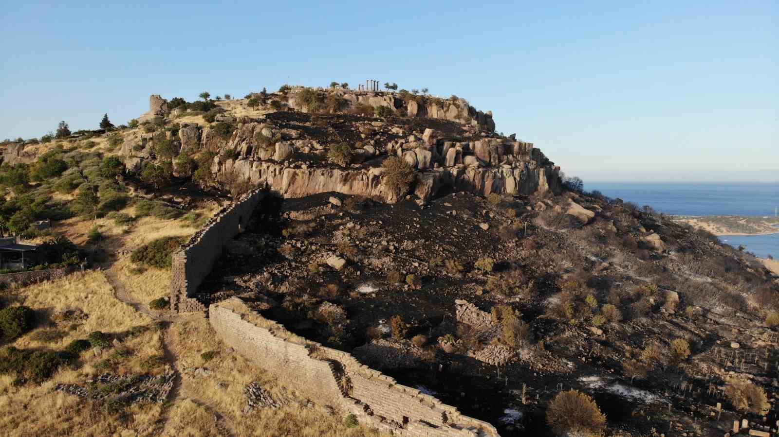 Alevlerden etkilenen 7 bin yıllık Assos Ören Yeri ve Athena Tapınağı havadan görüntülendi
