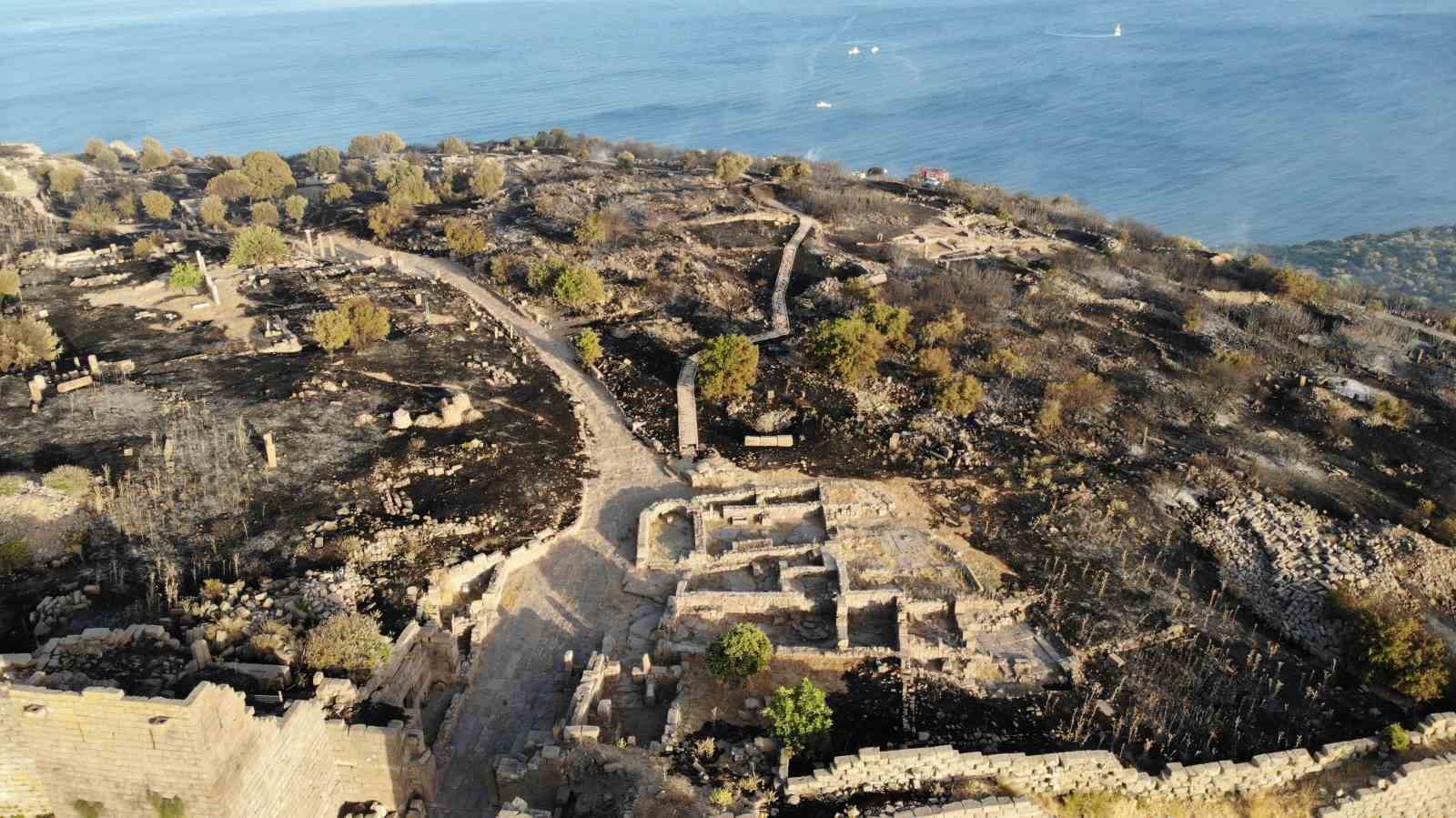 Alevlerden etkilenen 7 bin yıllık Assos Ören Yeri ve Athena Tapınağı havadan görüntülendi
