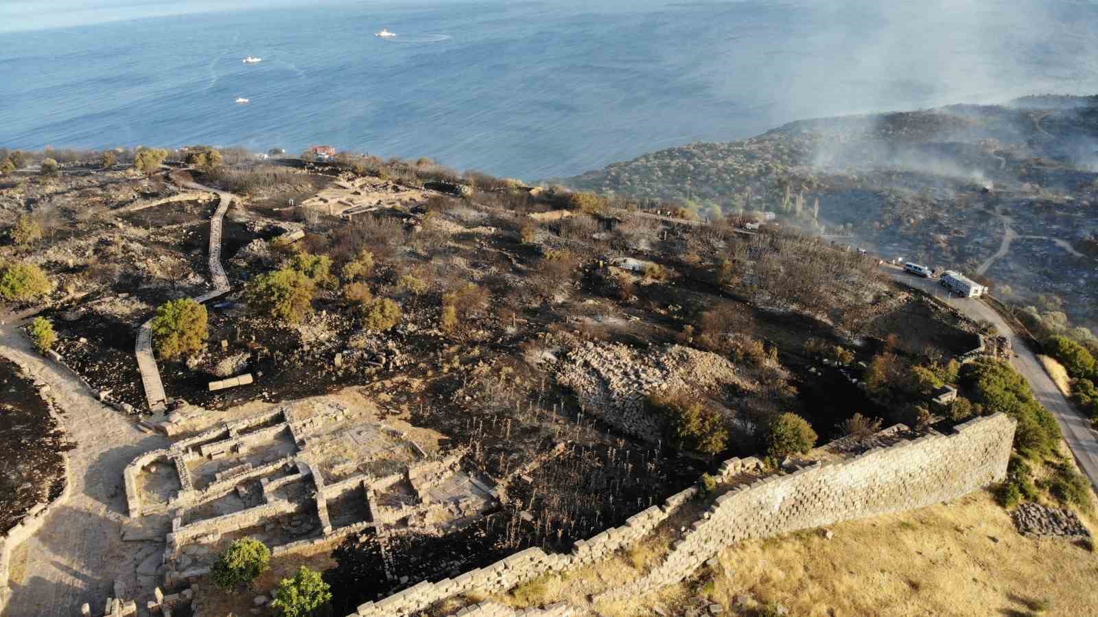 Alevlerden etkilenen 7 bin yıllık Assos Ören Yeri ve Athena Tapınağı havadan görüntülendi
