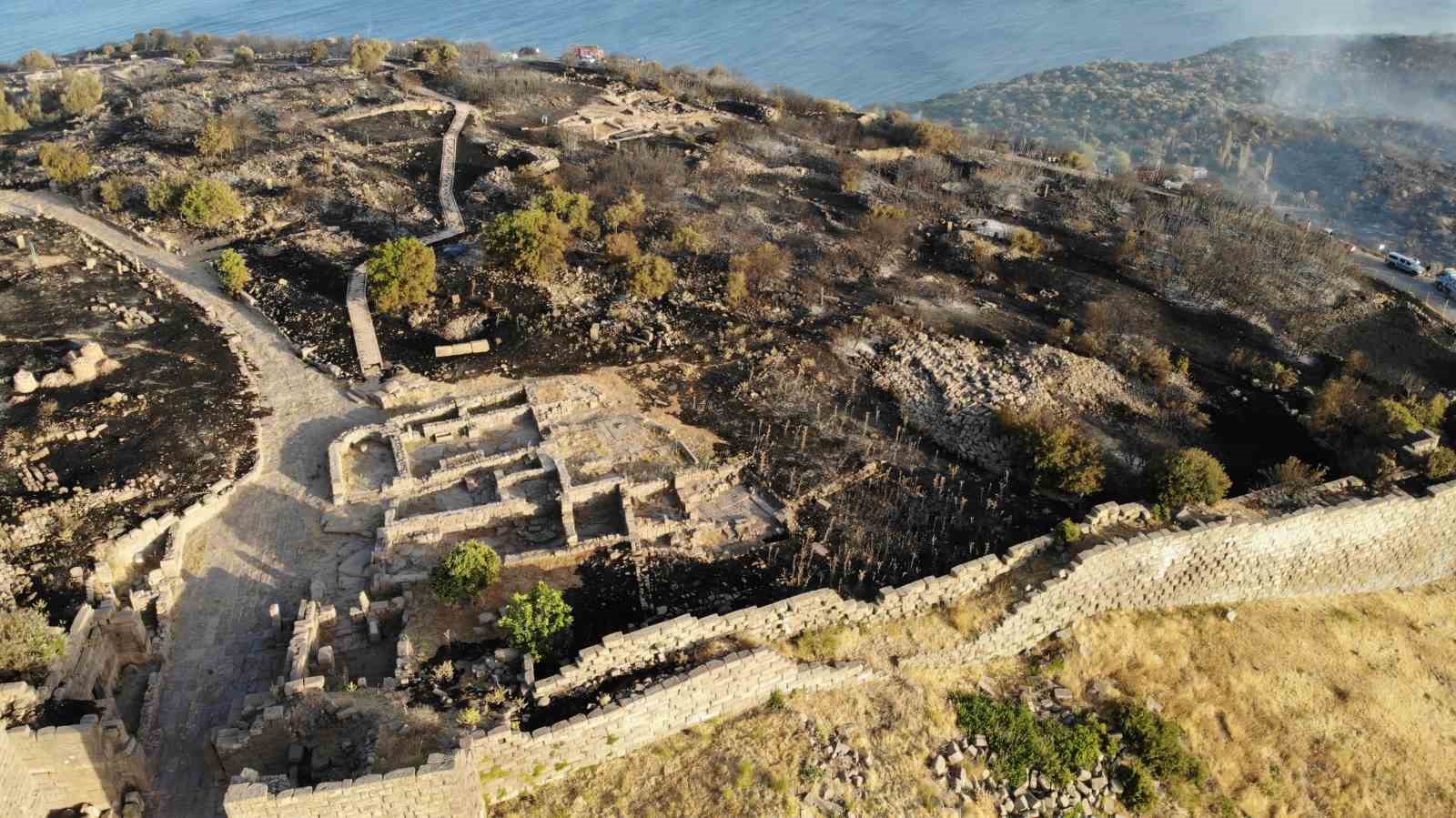 Alevlerden etkilenen 7 bin yıllık Assos Ören Yeri ve Athena Tapınağı havadan görüntülendi
