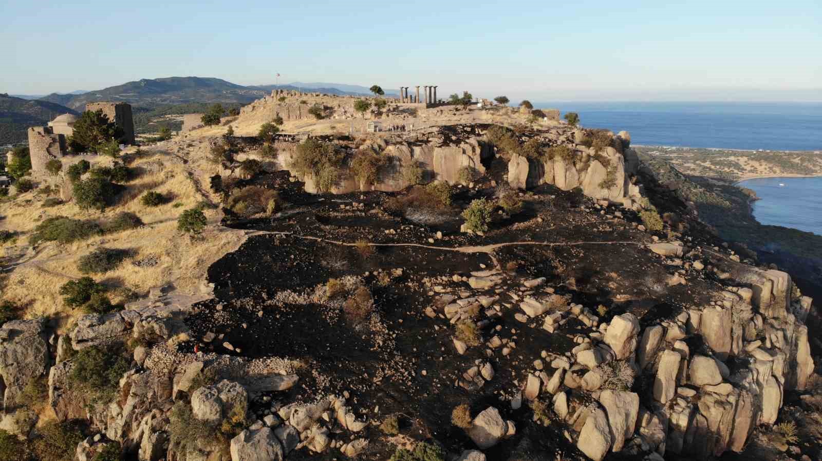 Alevlerden etkilenen 7 bin yıllık Assos Ören Yeri ve Athena Tapınağı havadan görüntülendi
