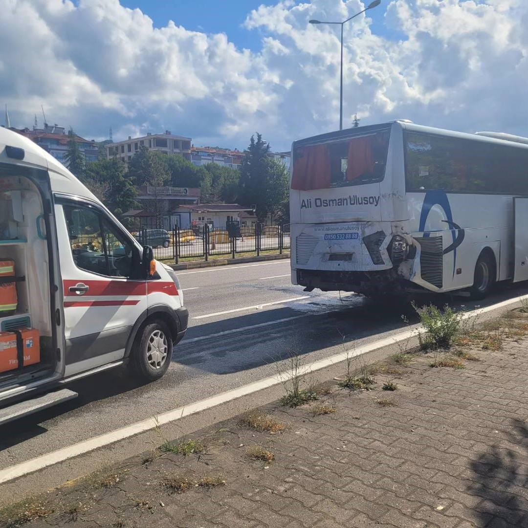 Kırmızı ışıkta bekleyen yolcu otobüsüne tır çarptı: 5 yaralı
