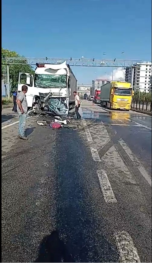 Kırmızı ışıkta bekleyen yolcu otobüsüne tır çarptı: 5 yaralı
