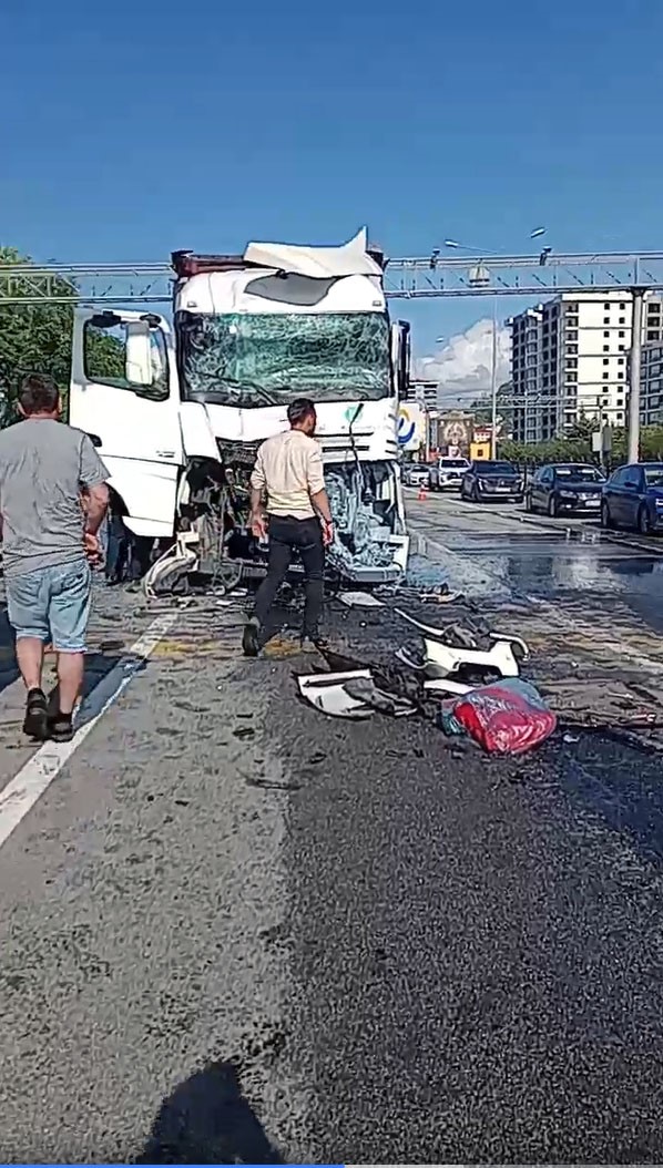 Kırmızı ışıkta bekleyen yolcu otobüsüne tır çarptı: 5 yaralı
