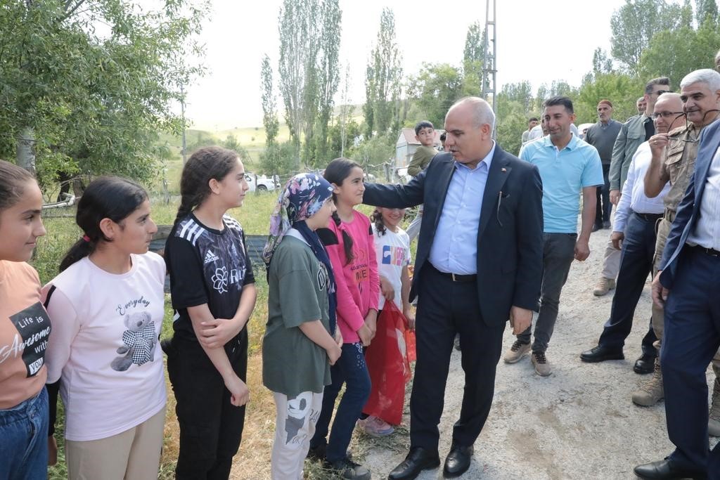 Ağrı Valisi Koç köyleri ziyaret ediyor, talepleri dinliyor, sorunları çözüyor
