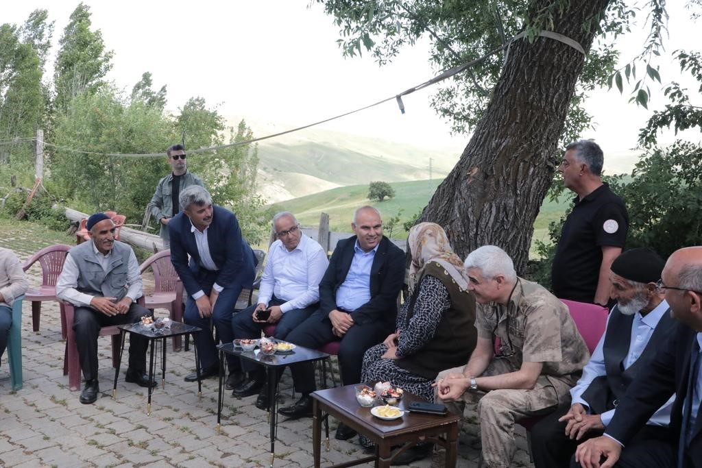 Ağrı Valisi Koç köyleri ziyaret ediyor, talepleri dinliyor, sorunları çözüyor
