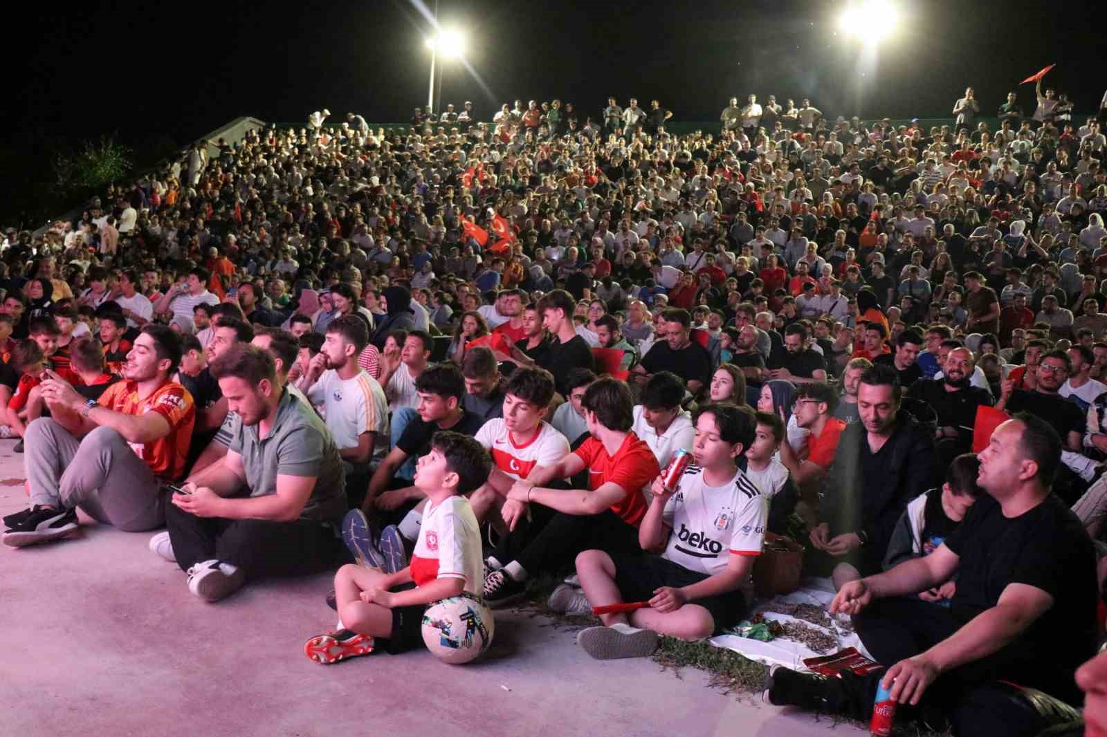 Sakarya, A Milli Takım için tek yürek oldu: Maçı dev ekranda izlediler
