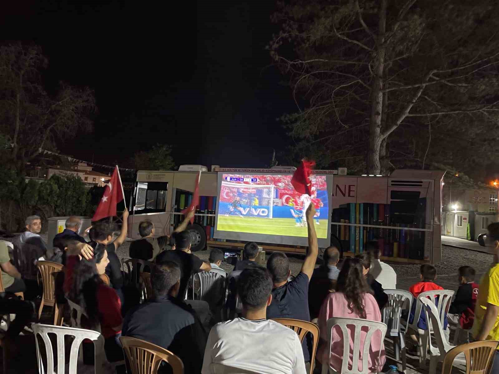 Malatya’da konteyner kentte milli coşku
