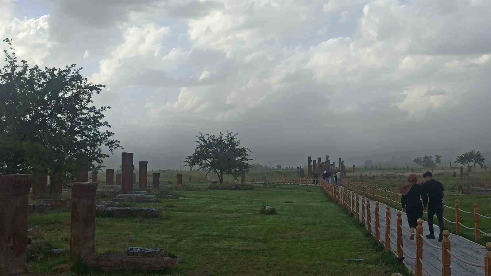 Ahlat’ta toz bulutu ve fırtına etkili oldu
