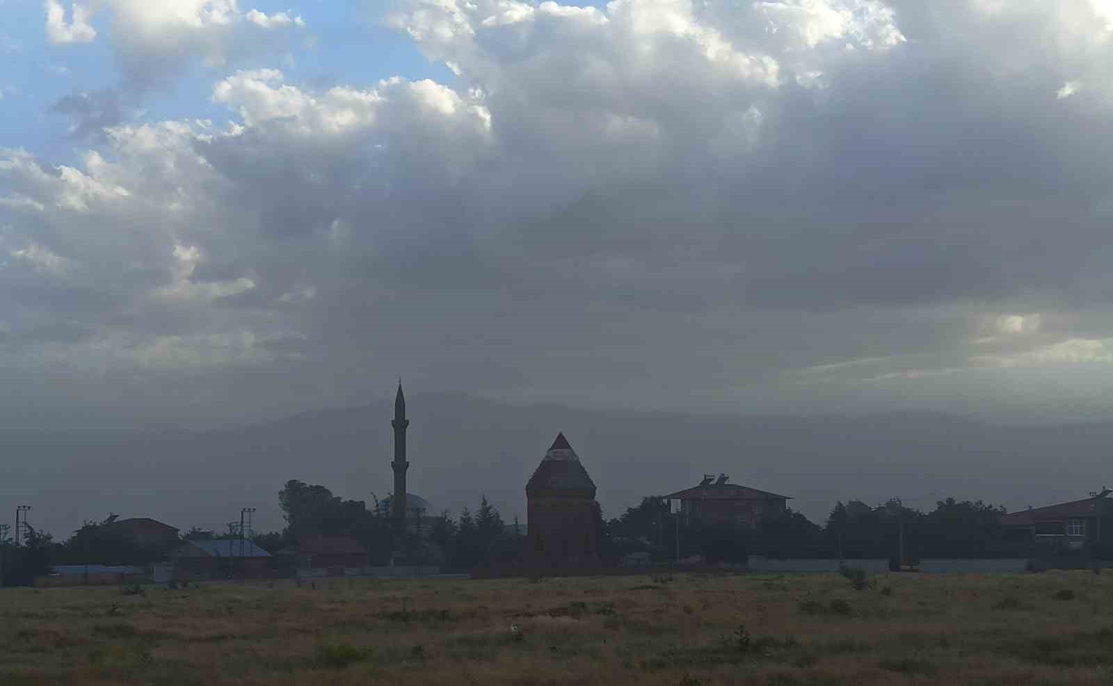 Ahlat’ta toz bulutu ve fırtına etkili oldu
