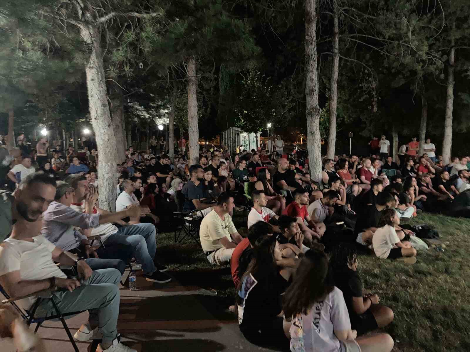 Burdur’da parkta dev ekrandan izlenen milli maçın ardından Burdurlular galibiyeti coşku ile kutladı
