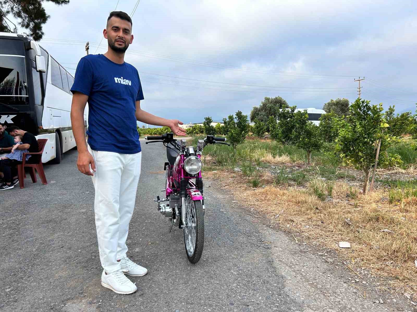 Düğünde gelini ve davetlileri şaşırtan hediyeyle renkli görüntüler oluştu
