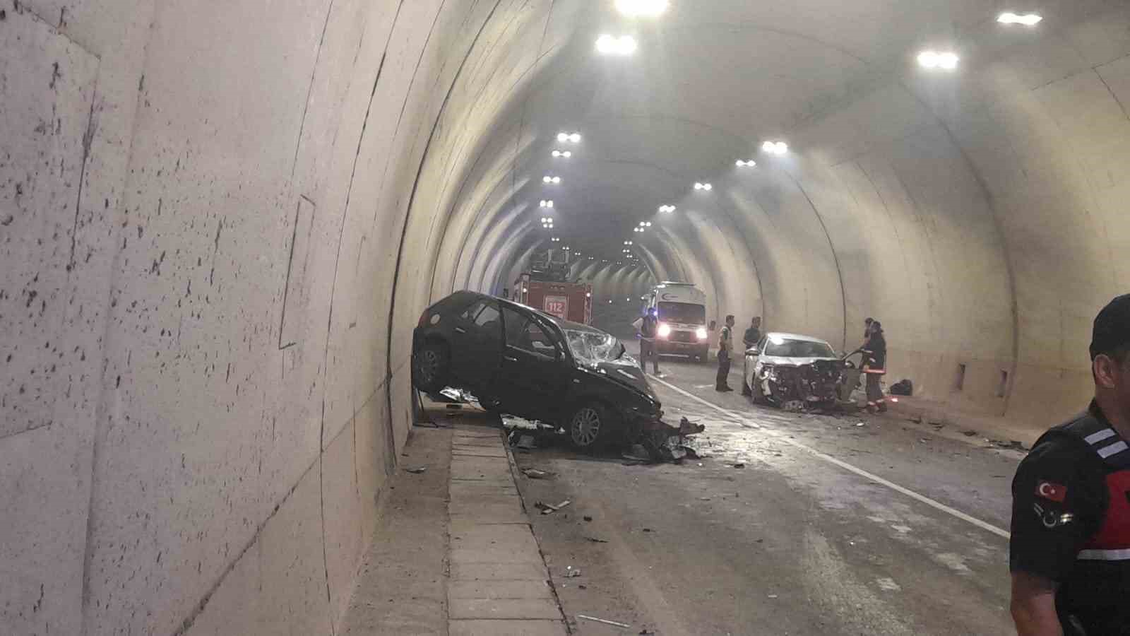 Dernekpazarı tünelinde hatalı sollama can aldı: 1 ölü, 4 yaralı
