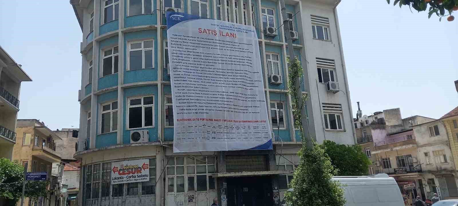 SGK’nın eski binasına alıcı çıkmadı, pankartlar indirildi
