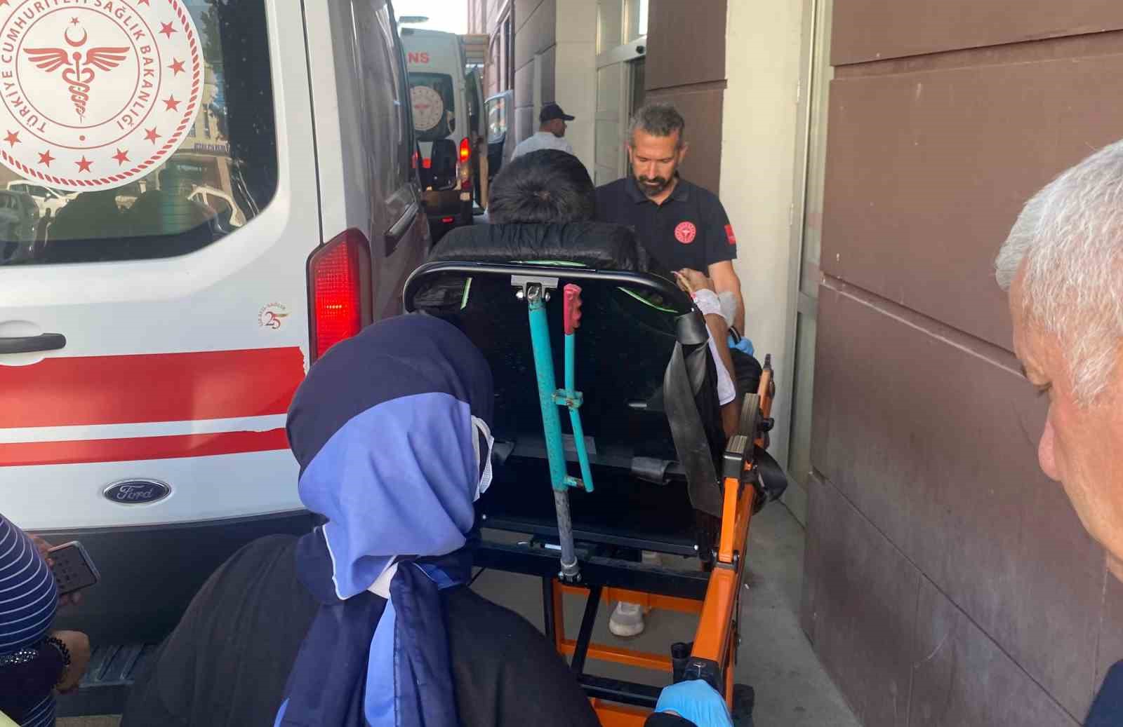 Budama yaparken tahra ile kendini yaraladı
