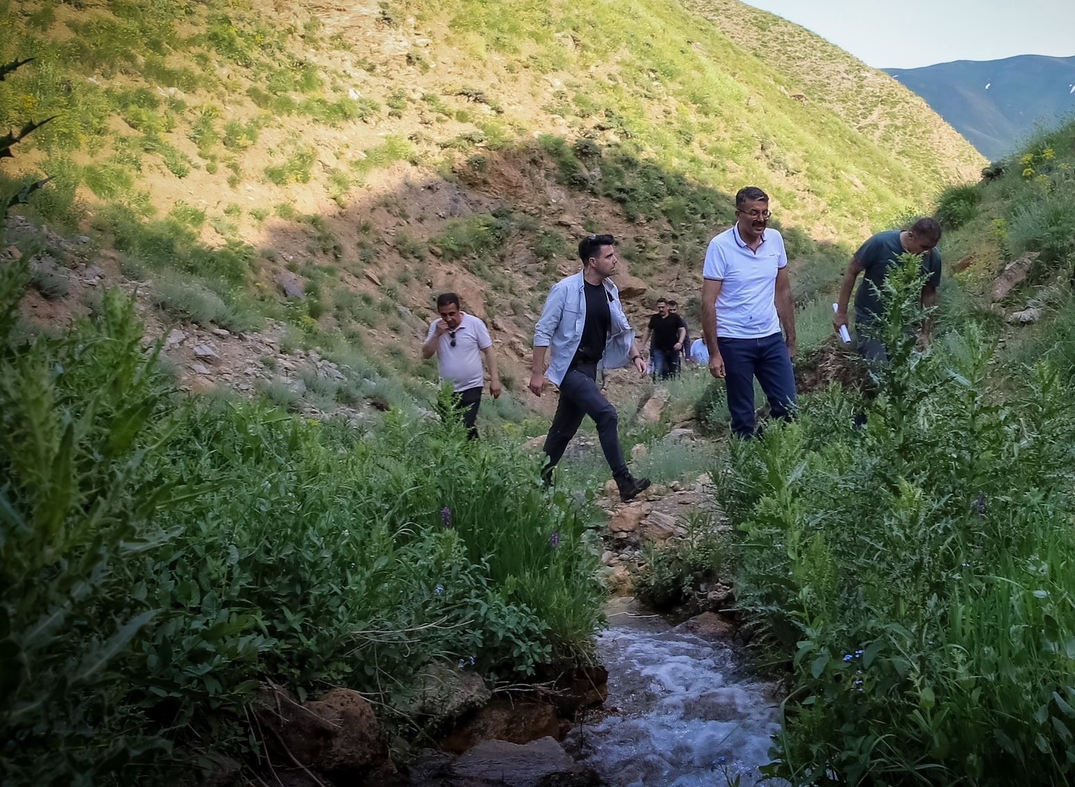 Vali Ali Çelik, Hakkari dağlarında su kaynağı aradı
