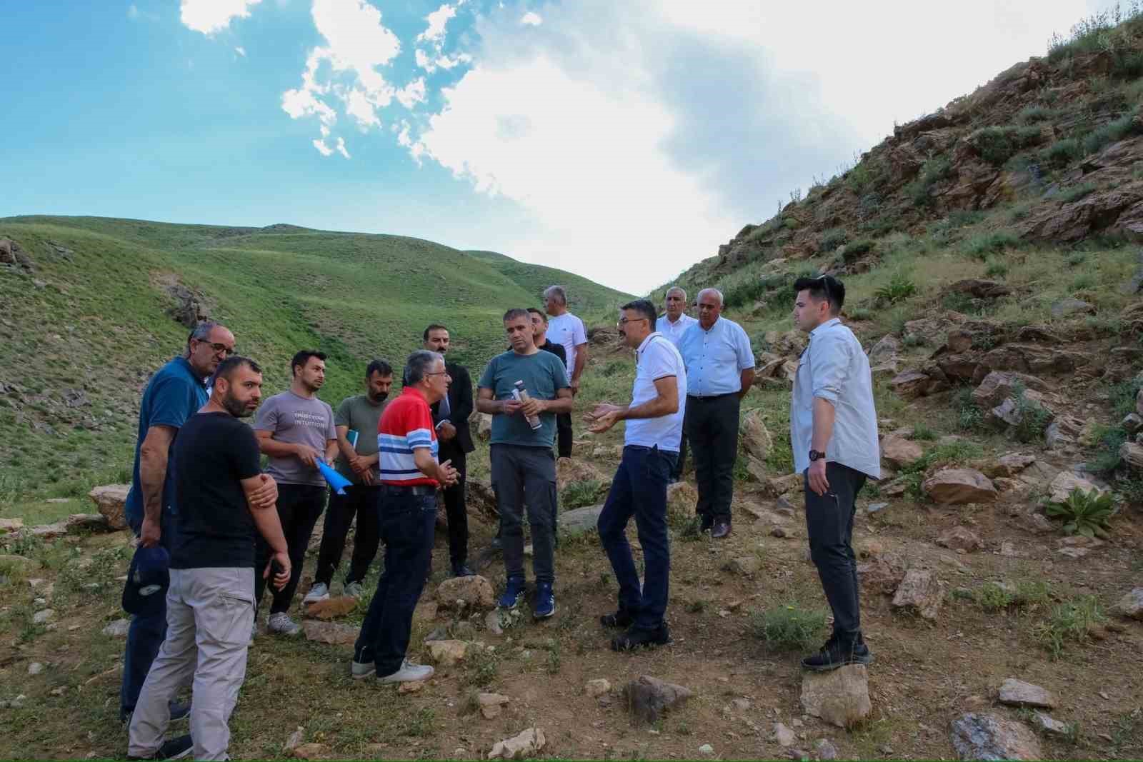 Vali Ali Çelik, Hakkari dağlarında su kaynağı aradı
