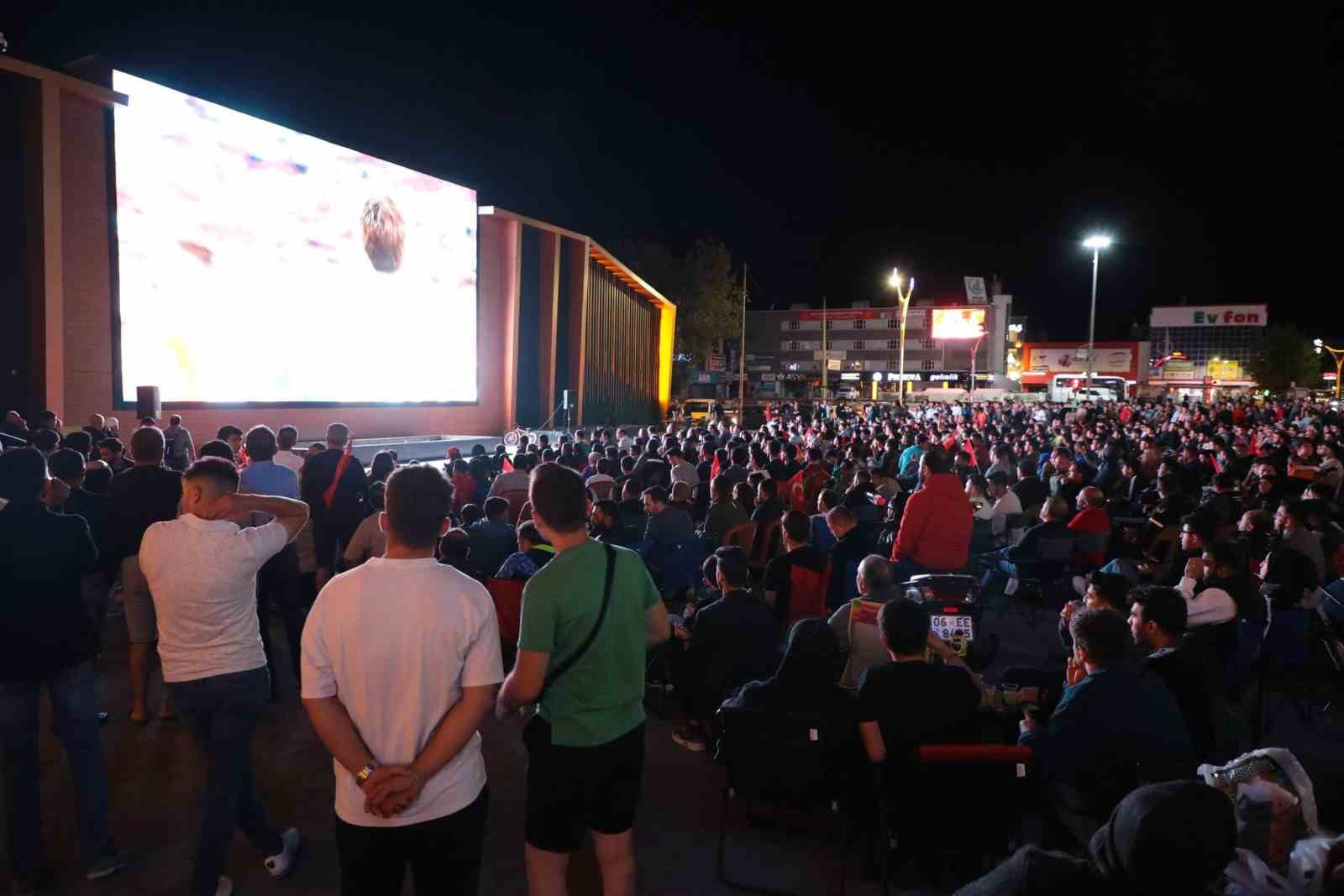 Erzincan’da milli maç heyecanı yaşandı
