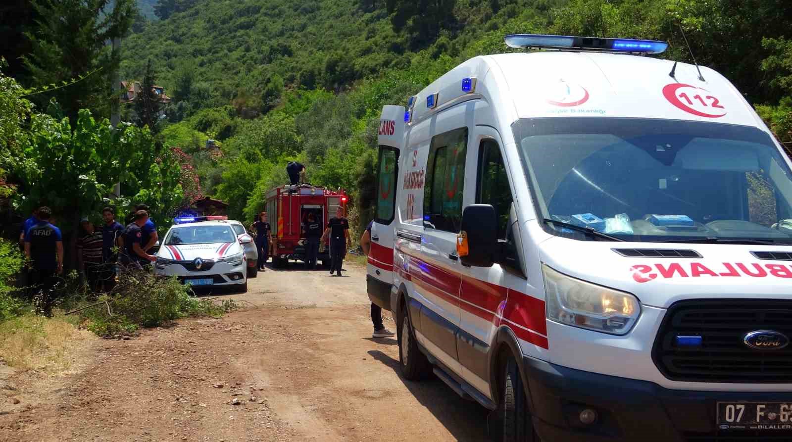 Antalya’da araç 15 metrelik şarampole devrildi: 2 yaralı
