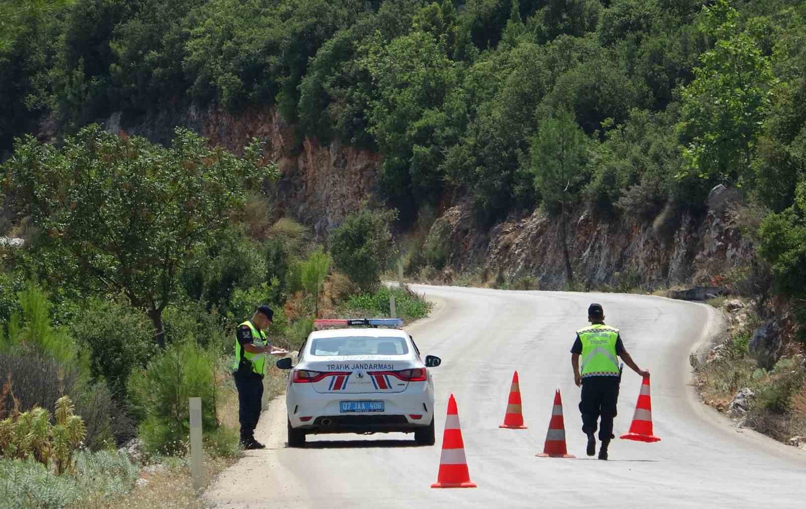 Antalya’da araç 15 metrelik şarampole devrildi: 2 yaralı
