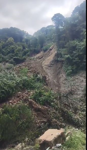 Hopa’da heyelan anı kamerada
