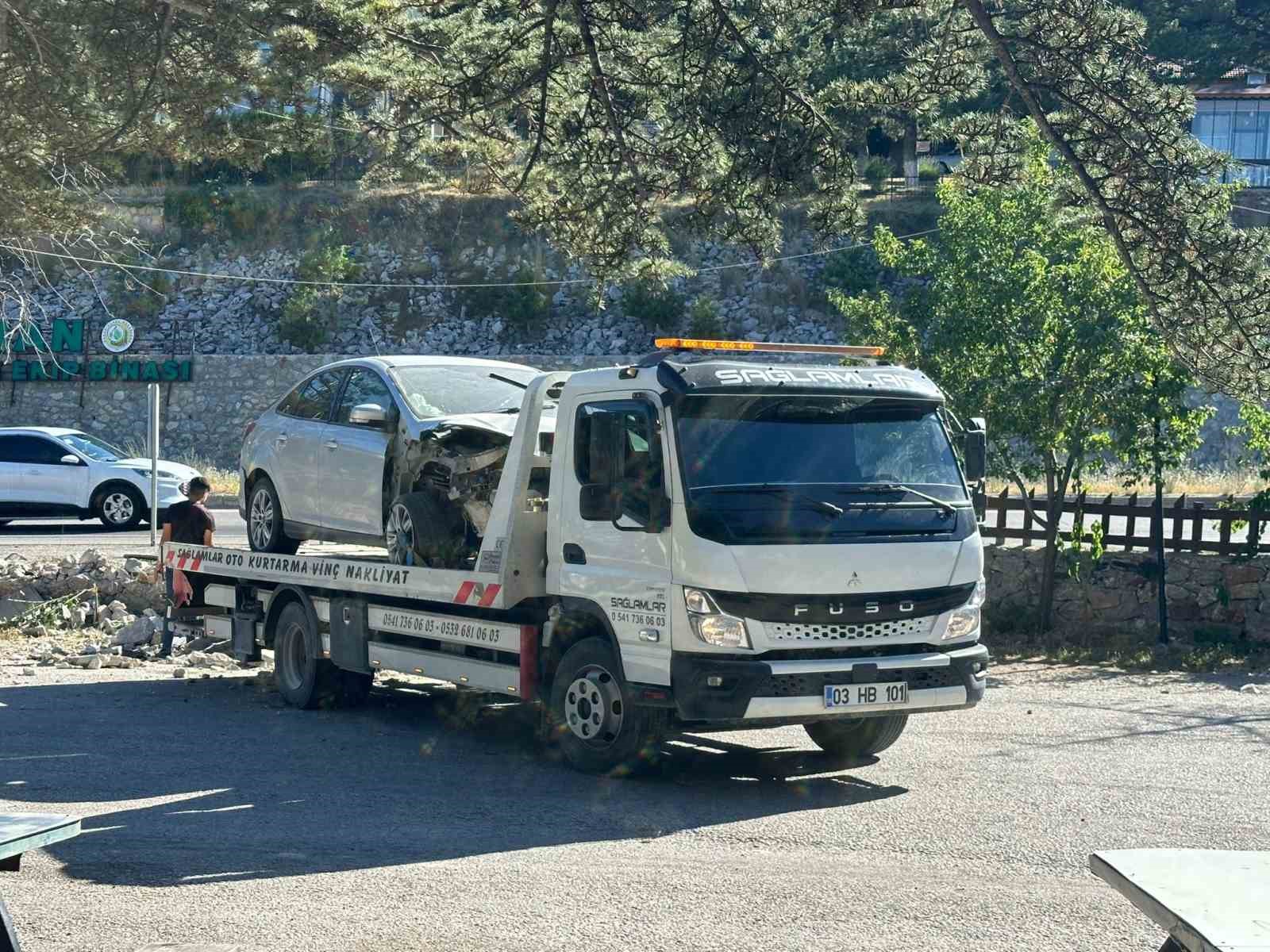 Otomobil dinlenme tesisinin bahçe duvarına çarptı, 2 kişi yaralandı
