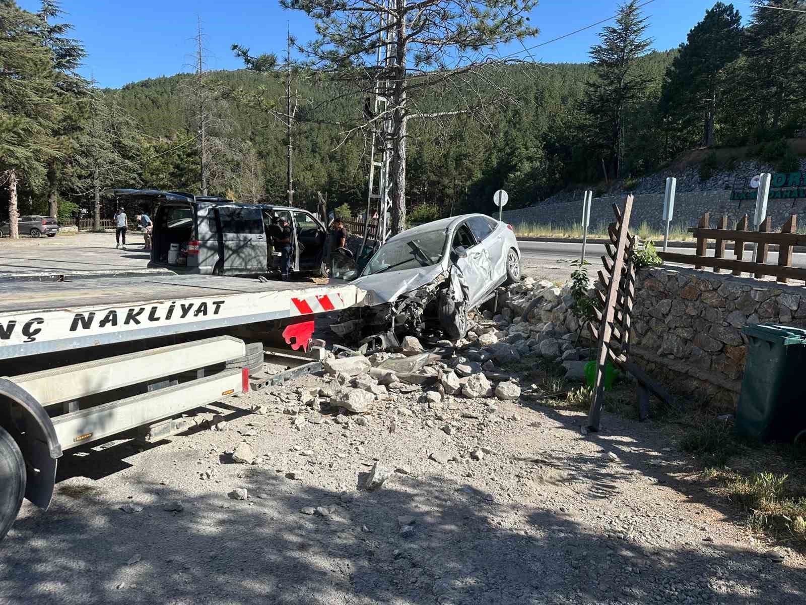 Otomobil dinlenme tesisinin bahçe duvarına çarptı, 2 kişi yaralandı
