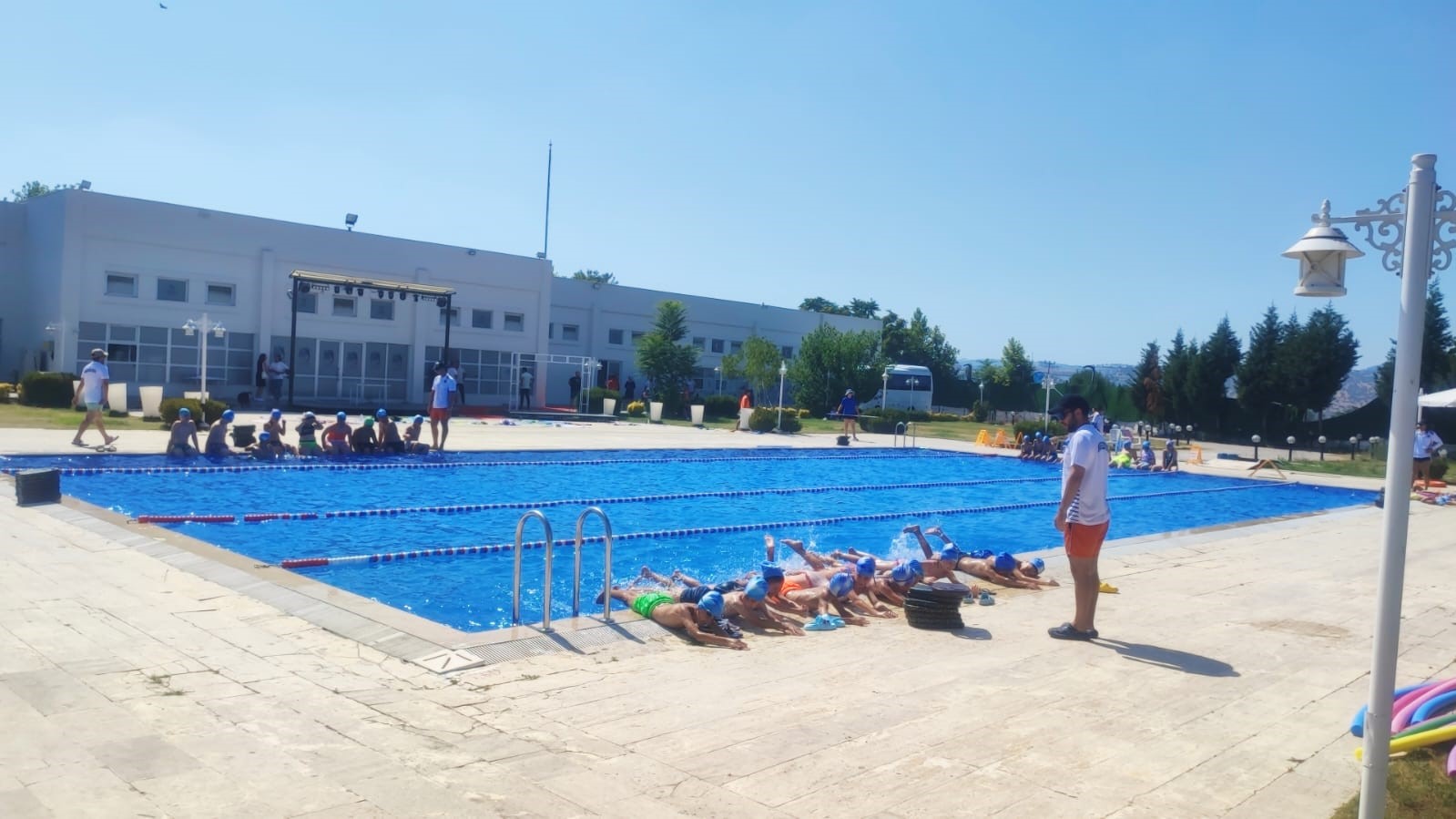 Yunusemre’de çocuklar için yüzme kursu başladı
