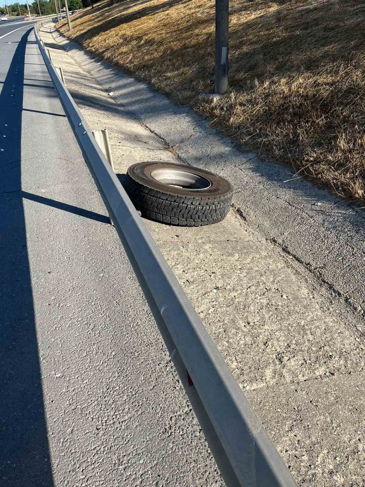 TEM Otoyolu’nda kamyonetten kopan lastiğin ilginç yolculuğu kamerada
