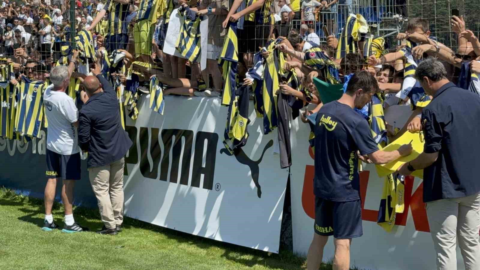 Fenerbahçe, hazırlıklarını taraftara açık yaptığı antrenmanla sürdürdü
