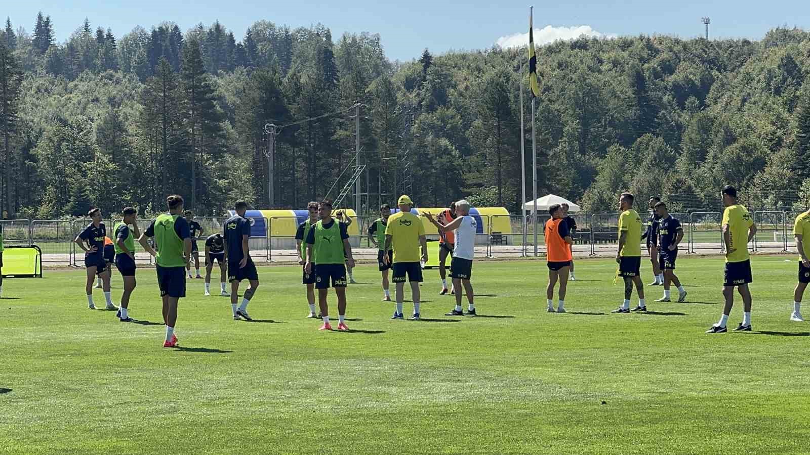 Fenerbahçe, hazırlıklarını taraftara açık yaptığı antrenmanla sürdürdü
