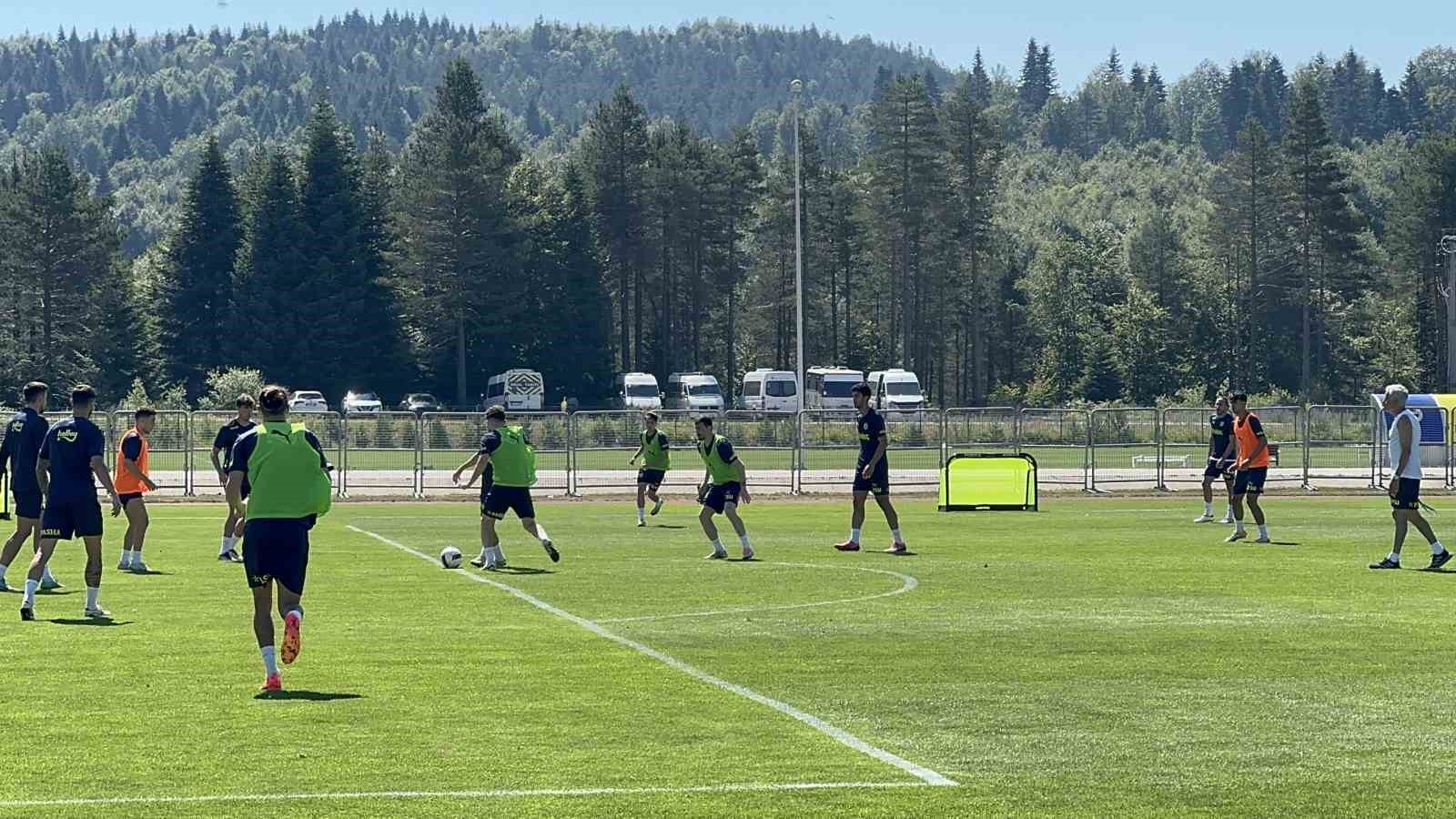 Fenerbahçe, hazırlıklarını taraftara açık yaptığı antrenmanla sürdürdü
