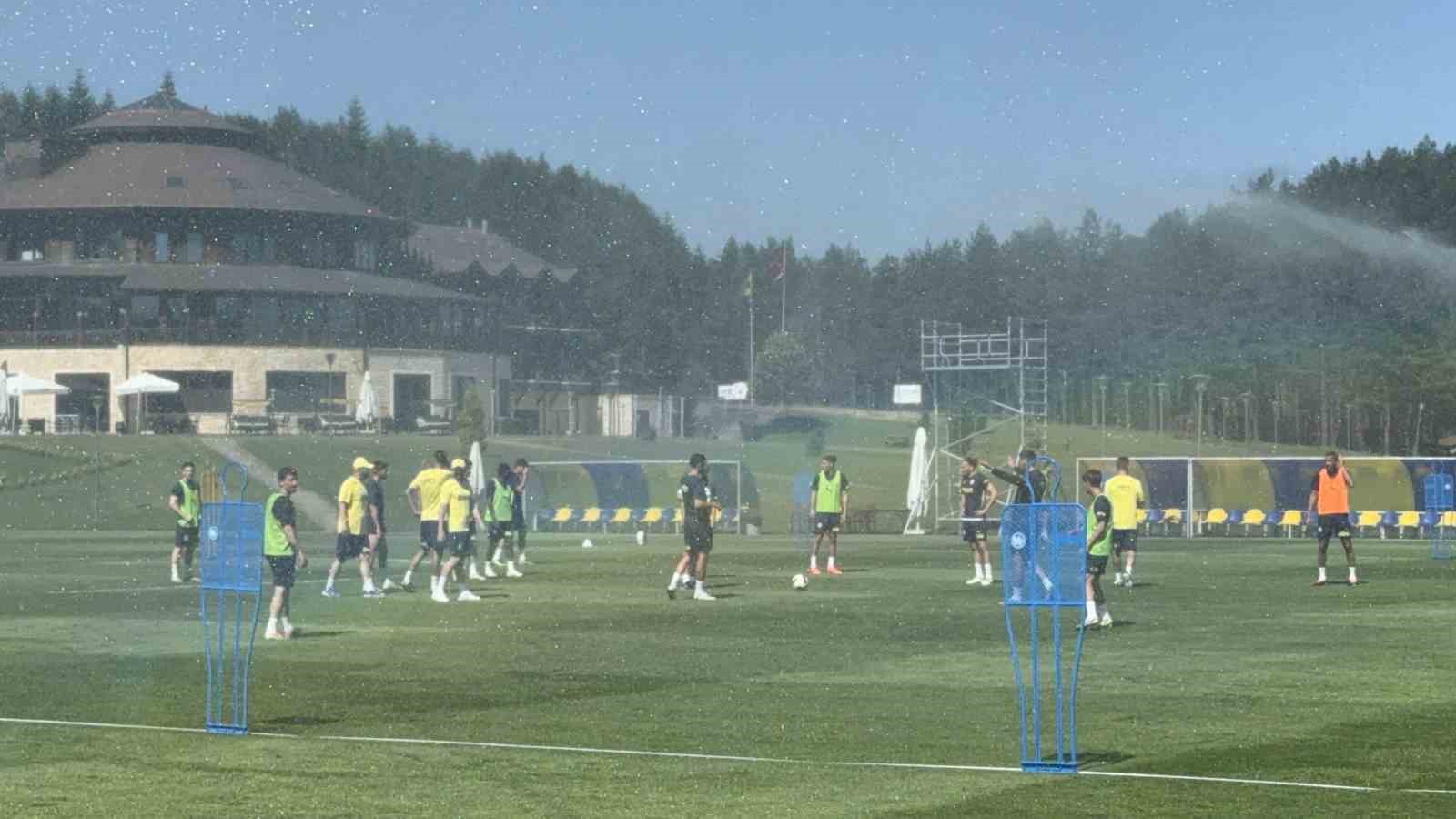 Fenerbahçe, hazırlıklarını taraftara açık yaptığı antrenmanla sürdürdü
